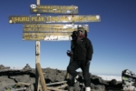 정상 우우루픽(5895m)에서 사진가 양종훈. 