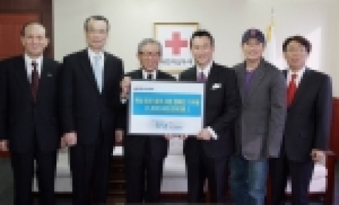 기증식 장면(사진좌측으로부터 장석준 한적 사무총장, 이종렬 남북협력 위원장, 한완상 총재, 이호림 쌍방울 사장, 탤런트 이재룡씨, 임종민 쌍방울 이사)