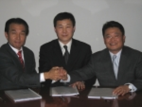 사진 왼쪽부터 미라클 리눅스 대표이사 타케시 사토(Takeshi Sato) 사장, 크리스 자오(Zhao Xiaoliang) 홍기리눅스 대표(공동법인의 대표 회장(Chairman) 겸 대표이사), 한글과컴퓨터  대표이사인 백종진 사장