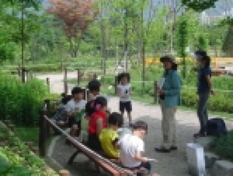 성남시는 자연생태환경에 관심이 많은 시민들을 대상으로 자연관찰원(은행자연관찰원 외 3개소)의 체험학습활동을 이끌어갈 교육 강사를 모집한다.