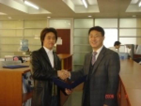 탑앤와이즈는 1기 Junior CEO인 전략기획사업1부 이성민 주임의 Junior CEO 임명식을 지난 2006년 1월 3일 가졌다.