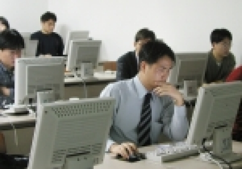 대우정보시스템 직원 20여명이 교육을 듣고 있다.