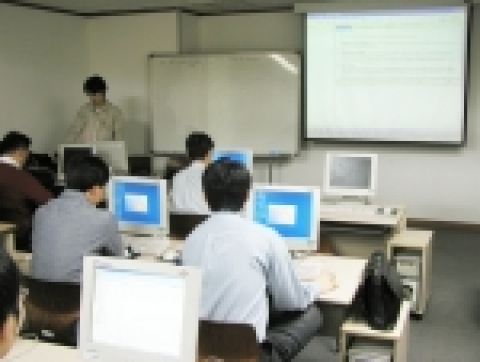 대우정보시스템 직원 20여명이 교육을 듣고 있다.