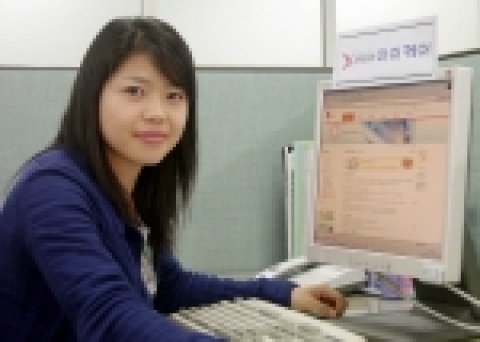 파워콤 직원이 자녀의 게임과 인터넷 중독을 방지할 수 있는 부가서비스인 ‘아이케어’를 시연해보이고 있다. 