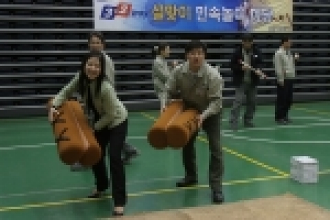 대형 스펀지 윷으로 남겨가 한 조가 되어 윷놀이를 즐기고 있다.