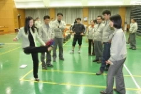설을 맞아 진행된 민속놀이 마당에서 여사우의 제기차기를 응원하고 있다.