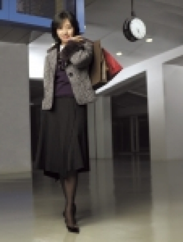 칼라와 소매에 퍼(fur)가 있는 트위드 자켓과 편안한 스타일의 검정 스커트 : 편안하고 단정하면서도 멋스러운 스타일