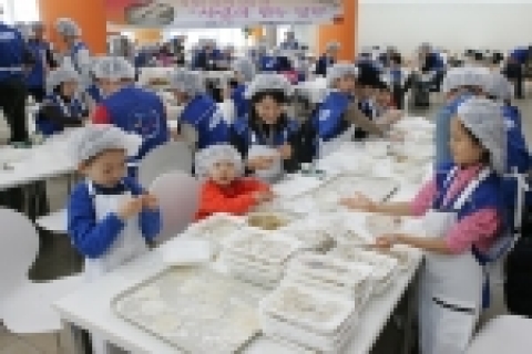 삼성전자는 설을 맞이하여, 일주일 동안 만두 빚기, 명절음식 나누기, 민속놀이 등 소외된 이웃들을 위한 봉사활동을 강화한다. 사진은 지난 21일 수원 정보통신연구소에서 열린 「사랑