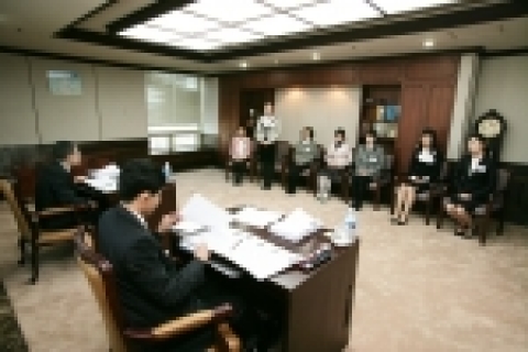 경남은행 입사 지원자들이 1차 실무자 면접을 실시하고 있다.