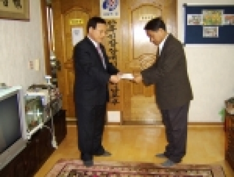 김영진 광주시 건설국 국장이 직접 사회복지시설을 찾아가 위로·격려하고 현금 100만원(상금 90만원에 사비 10만원을 더함)을 전달하였다.