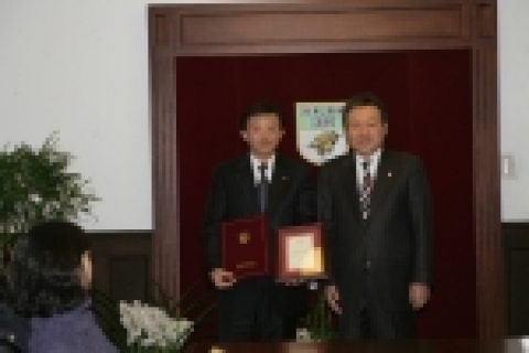 23일(월) 오후 3시 고려대학교(총장 어윤대) 총장실에서 진행된 장학금 기부식