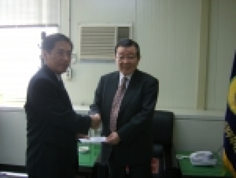 범방의정부지역협의회 오병제회장이 도봉출장소 성낙중소장에게 현금 300,000원을 전달하고 있다.
