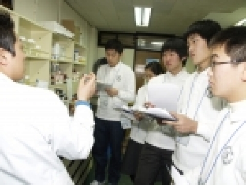 전진태 교수의 동물유전공학연구실에서 DNA 염기서열 분석에 앞서 대학원생으로부터 설명을 듣고 있는 모습