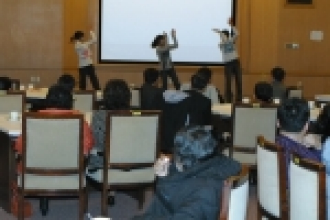 광주과기원 교직원 및 학생들이 23일 행정동 대회의실에서 신우회가 개최한 불우이웃돕기 일일찻집에 참가해 신우회 자녀들이 마련한 공연을 만끽하고 있다.