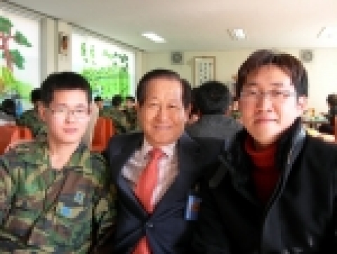 21일 윤정기(좌) 병장을 찾아간 이종우 회장(가운데)과 김양현(우측)씨 