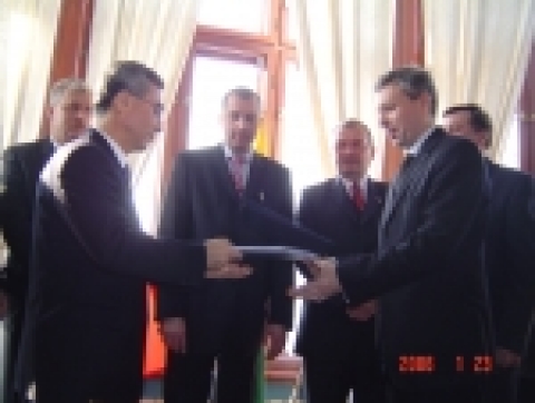 Yoon Byeng-Do, the President and CEO of LG Electronics Wroclaw and Andrzej Kaczmarek, Undersecretary