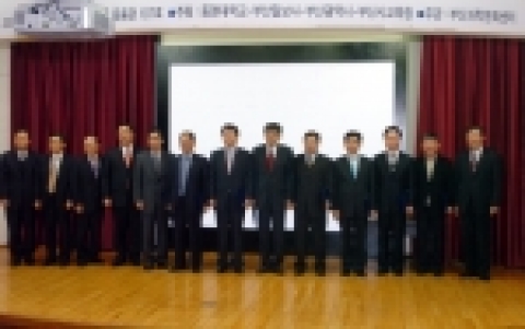 지난 20일 부산 동명대학교에서 열린 신년회에서 위촉장을 받은 부산과학문화대사(왼쪽부터 이원근 부산시교육청 부교육감, 부산일보사 안기호 상무이사, 김영실 대표,김인현 대표,박효대 