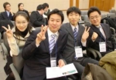 증권·선물 경시대회 최우수상팀 사진(좌로부터 이향미(경제4),이연준(경제4),김태훈(경영4), 조상운(경제4))