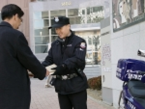 KT텔레캅은 서비스요원이 설연휴 집을 비운 고객들의 집에 쌓인 우편물을 수거하여 고객에게 돌려주는 서비스를 실시한다고 밝혔다. 집앞의 우편물을 수거하는 것만으로도 범죄예방율은 높다.
