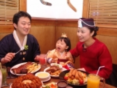 국내1위 패밀리 레스토랑 아웃백 스테이크하우스에서 가족들이 ‘레인지랜드 립레츠’ 무료쿠폰을 받고 즐거워하고 있다.