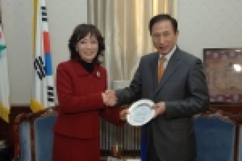 서울시로부터 감사패를 받고있는 하춘화님