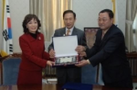 서울시 환경미화원 대표에게서 환경미화원조합원이 주는 감사패를 받는 하춘화님