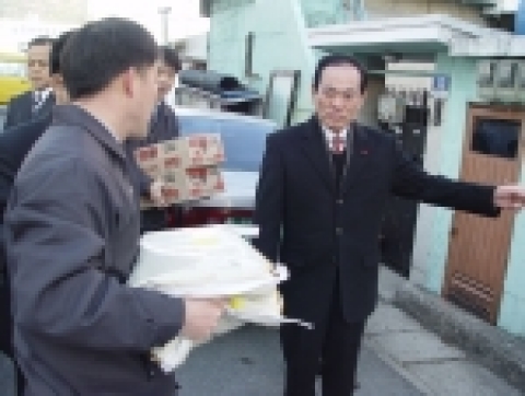세정이 설을 앞두고 총 2억 7천 3백만원 상당의 성금과 성품을 마련해 이웃들과 따뜻한 겨울 나누기에 나섰다.