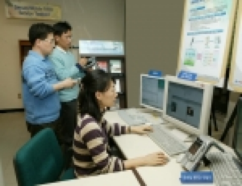 ETRI 직원이 이번에 연구개발에 성공한 모바일 RFID 리더를 시연하고 있다.