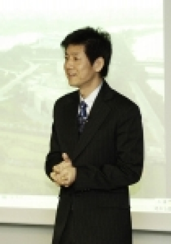 ‘아름다운 언어환경’을 주제로 강연하는 한글문화연대 부대표 정재환 씨
