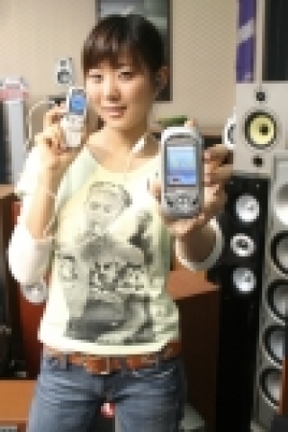 큐리텔은 세계 최초로 모바일용 디지털 앰프(AMP)칩을 탑재한 ‘킬러 사운드폰’ PT-L1900(LGT용)을 출시했다.