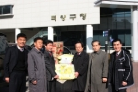 고양시 덕양구와 신고양라이온스클럽(회장 이택기)이 불우이웃을 돕기 위해 마련한 ‘봉사품 전달식’이 지난 23일 구청광장에서 있었다.