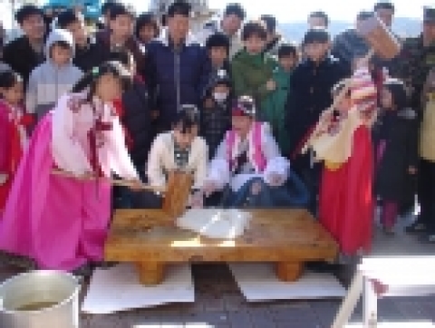 국립경주박물관은 우리 민족의 유구한 전통명절인 설날을 맞아 연휴 마지막 날 휴관일인 월요일(1월 30일)에도 특별 개장하며, 1월 28일부터 30일 까지 3일간 전통 민속놀이 문화체험 행사를 갖는다.