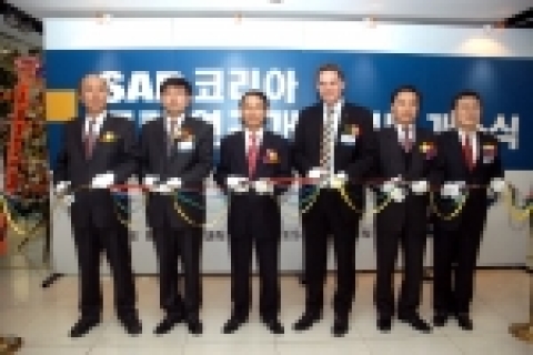 오늘 열린 SAP 로컬 연구개발 센터 개소식에서 참석자들이 테잎커팅을 하고 있다. 좌로부터 고현진 한국 소프트웨어 진흥원 원장, 조혁진 SAP 로컬 연구개발센터 소장, 정보통신부 