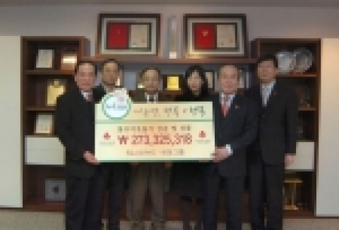 세정은 24일 전 임직원들의 참여와 회사의 지원으로 조성된 총 123,325,318원의 성금과 150,000,000원 상당의 의류 3,100 점을  부산사회복지공동모금회(회장 심 