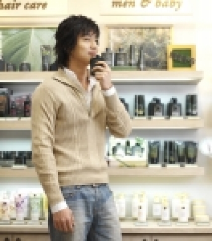 2006 유망 신인으로 떠오른 탤런트 신동욱이 1월 25일, 광주 충장로 이니스프리 허브스테이션 매장에서 팬사인회와 고객사은행사를 갖는다. 