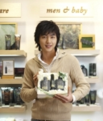 2006 유망 신인으로 떠오른 탤런트 신동욱이 1월 25일, 광주 충장로 이니스프리 허브스테이션 매장에서 팬사인회와 고객사은행사를 갖는다. 