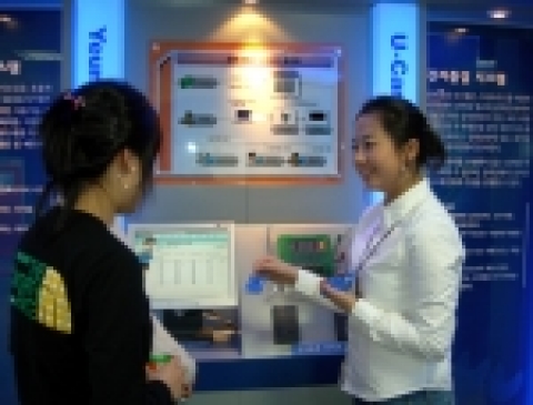 U-campus 체험관에서 전자출결시스템 시연 중