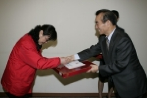 이철 한국철도공사 사장은 민족의 명절 설날을 맞아 25일 전국 철도역에서 근무중인 청소관리원 598명에게 철도공사 임직원의 성금으로 구입한 위문품(생활용품선물세트)을 전달하고 평소