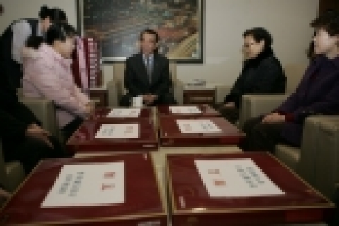 이철 한국철도공사 사장은 민족의 명절 설날을 맞아 25일 전국 철도역에서 근무중인 청소관리원 598명에게 철도공사 임직원의 성금으로 구입한 위문품(생활용품선물세트)을 전달하고 평소