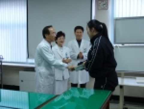전남대병원과 화순전남대병원 직원들이 참여하고 있는 학마을봉사회는 설 명절을 앞두고 가정형편이 어려운 환자 16명에게 성금 1,350만원을 전달하고 이들을 위로했다.