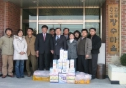  축산기술연구소직원들이 경상북도 영주시 안정면에 위치한 노인요양시설인 장수마을 노인들에게 전달