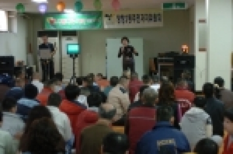 장항2동 주민자치위원회는 석암 재횔원 방문 석암재활원을 찾아 장애우함께 한 마음이 되어 욕심 없는 마음에 베풀 줄 아는 삶을 위한 행복의 섬 사랑나누기 행사를 개최했다. 