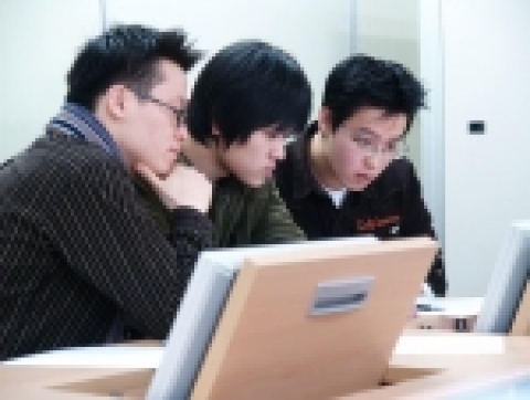 제 1회 시스코 네트워킹 경진대회에서 랩테스트 중인 참가학생들