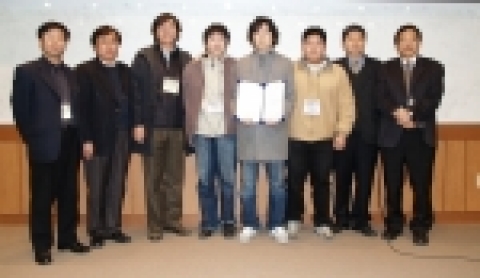 제 1회 시스코 네트워킹 경진대회 대상 수상팀 (왼쪽부터) 시스코 코리아 최기영 상무, 유한대 이하철 교수, 경희대 유인태 교수,  대상 경희대 KHUone팀 (이재연, 안현상, 