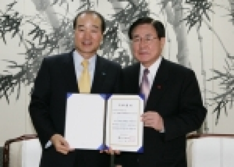 대구은행은 2006년 1월 25일 대구광역시 체육회에 대구광역시 수영팀 운영 관련 우수선수 육성지원금으로 체육진흥기금 1억5천만원을 조해녕 대구광역시장을 방문하여 기탁하였다.