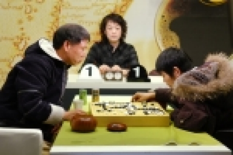 지난 25일 한국기원 바둑TV 스튜디오에서 벌어진 <제7회 맥심커피배 입신최강전> 8강전 첫 대국