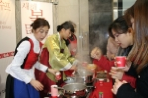  휘슬러코리아(www.fissler.co.kr/ 대표 김정호)는 설날을 며칠 앞두고 우리나라의 전통 음식인 떡국과 독일의 전통 음식인 렌틀 수프(lentle soup)를 맛보는 시