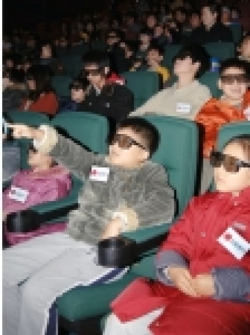 25일 LG전자 후원인들이 소년소녀가장들을 대상으로 마련한 &#039;사내 후원인들과의 만남&#039; 행사에서 소년소녀가장들이 서울 시내 한 극장에서 아이맥스 영화를 관람하고 있는 장면.