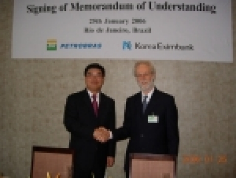 신동규 한국수출입은행장이(왼쪽) 1월 26일 리오데자네이루에서 브라질 국영석유공사(Petrobras, Petroleo Brasileiro S.A.)의 알미르 바르바싸 재무담당사장(CFO, Mr. Almir Guilherme Barbassa)과 국내 플랜트업계의 수주지원을 위한 업무협력 및 정보교환을 주요내용으로 하는 포괄적 양해각서(MOU)를 체결한 뒤 악수하고 있다.