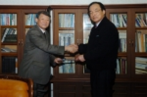 김주훈 조선대 총장은 1월 26일 오전 10시 40분 총장실에서 김응식 교수(체육대학 체육학부)에게 체육실장 임명장을 수여했다.